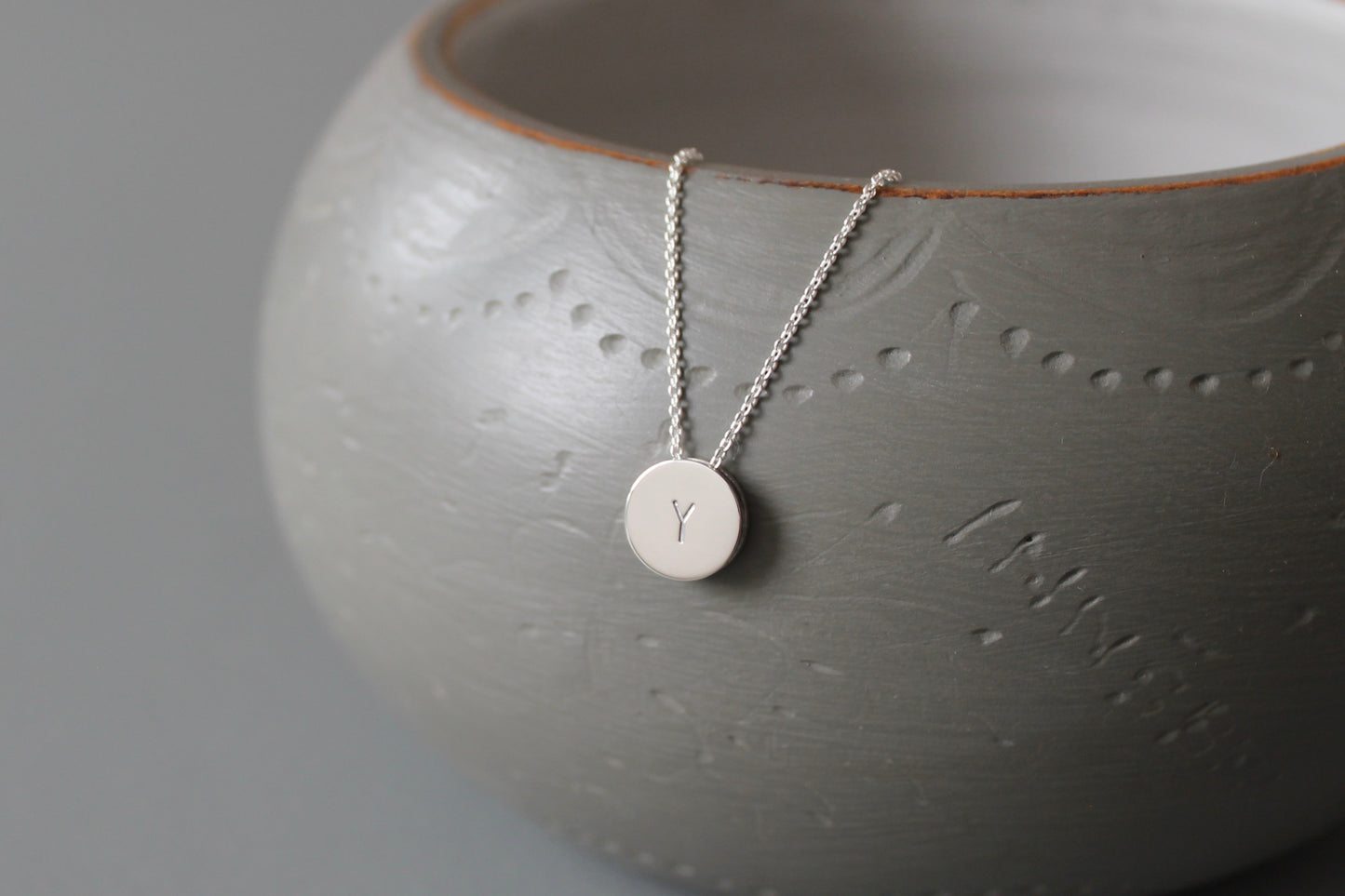 minimalistische Initialenkette aus Sterling Silber