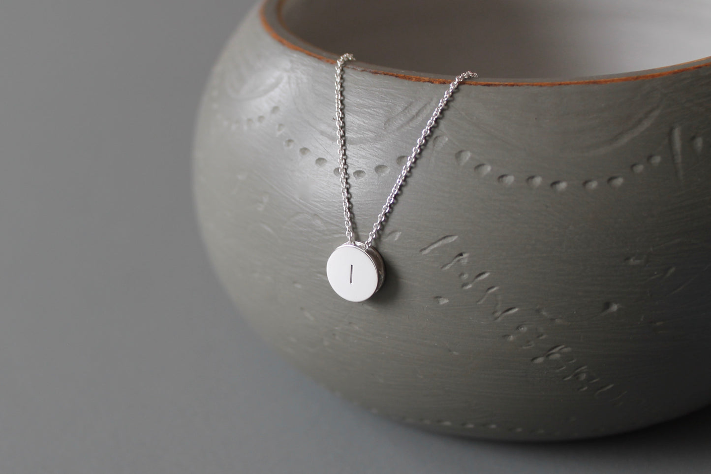 minimalistische Initialenkette aus Sterling Silber