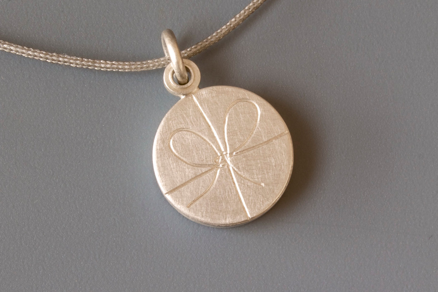 personalisierbares Glasmedaillon mit Schleife aus Sterling Silber