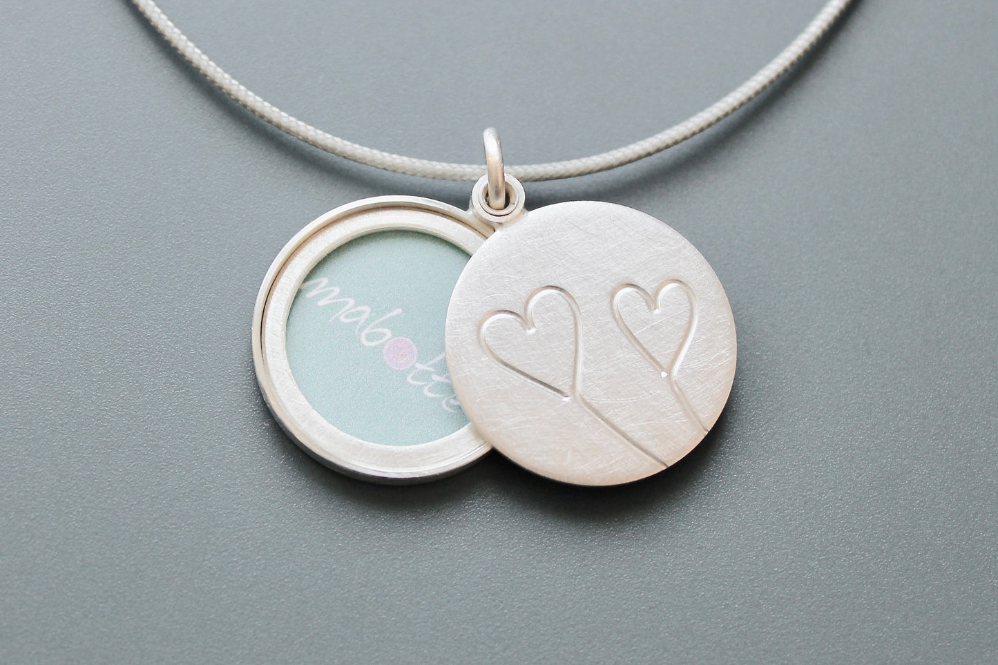 romantisches Fotomedaillon aus Sterling Silber mit zwei Herzen
