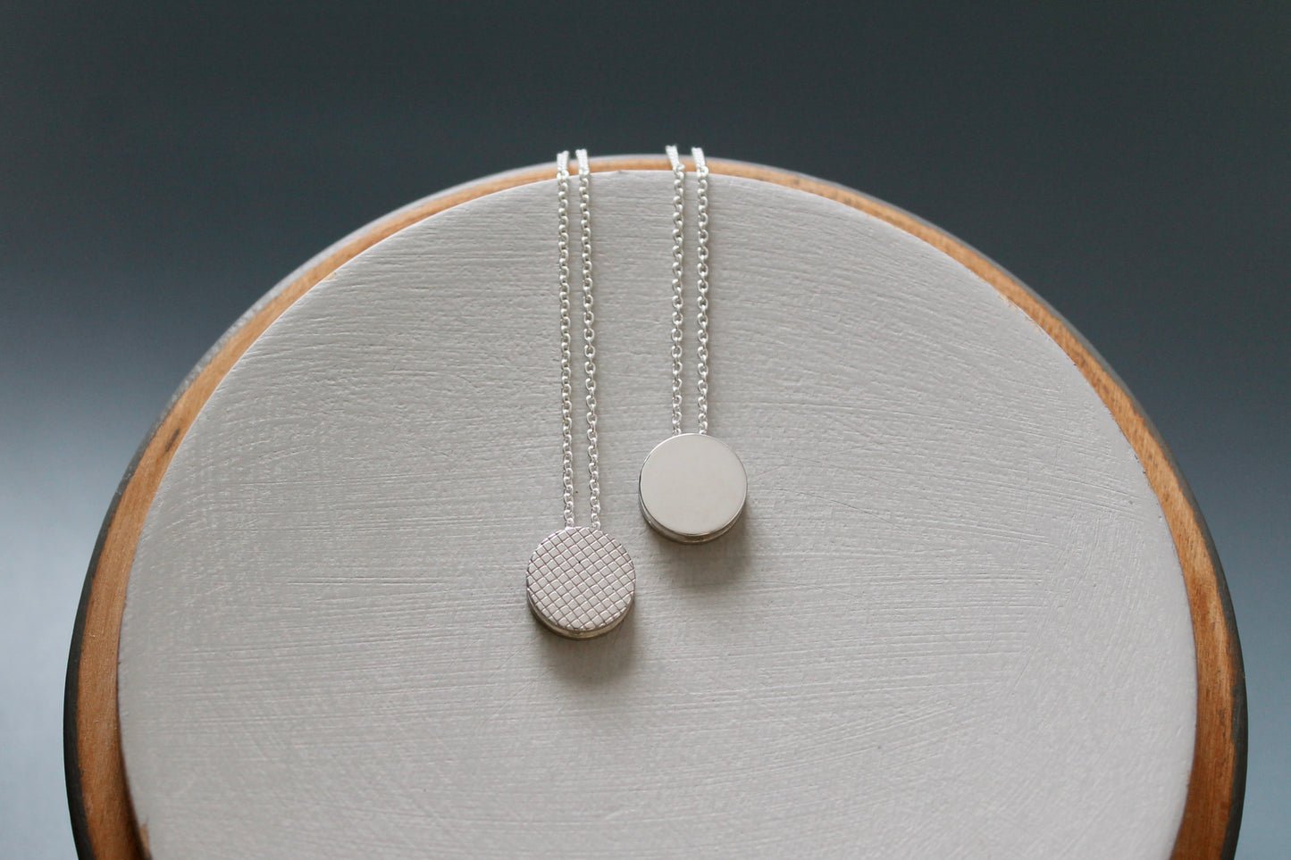 schlichte Anhängerkette aus Sterling Silber mit Karomuster