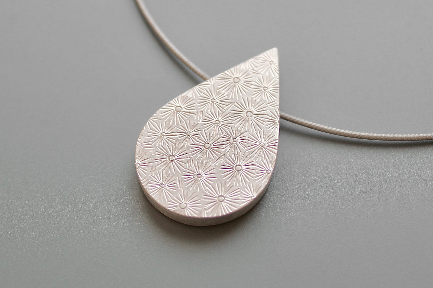 aussergewöhnliches Medaillon für ein Foto in Tropfenform aus Sterling Silber
