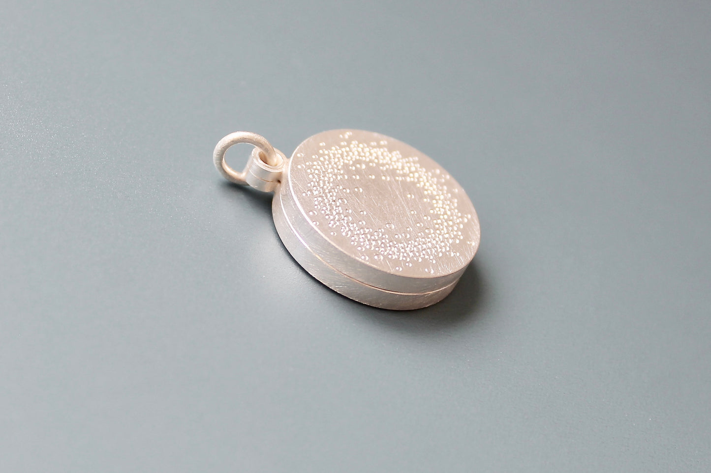 schlichtes Fotomedaillon mit 1000 Punkte Design aus Sterling Silber