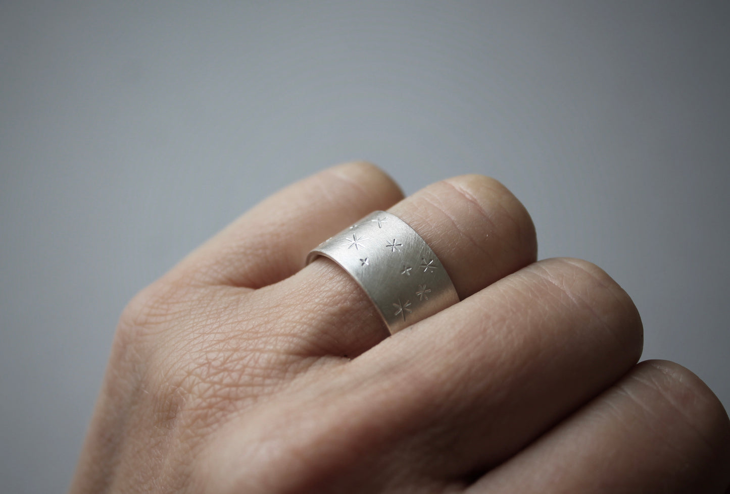 Schöner Bandring aus Sterling Silber mit Sternen
