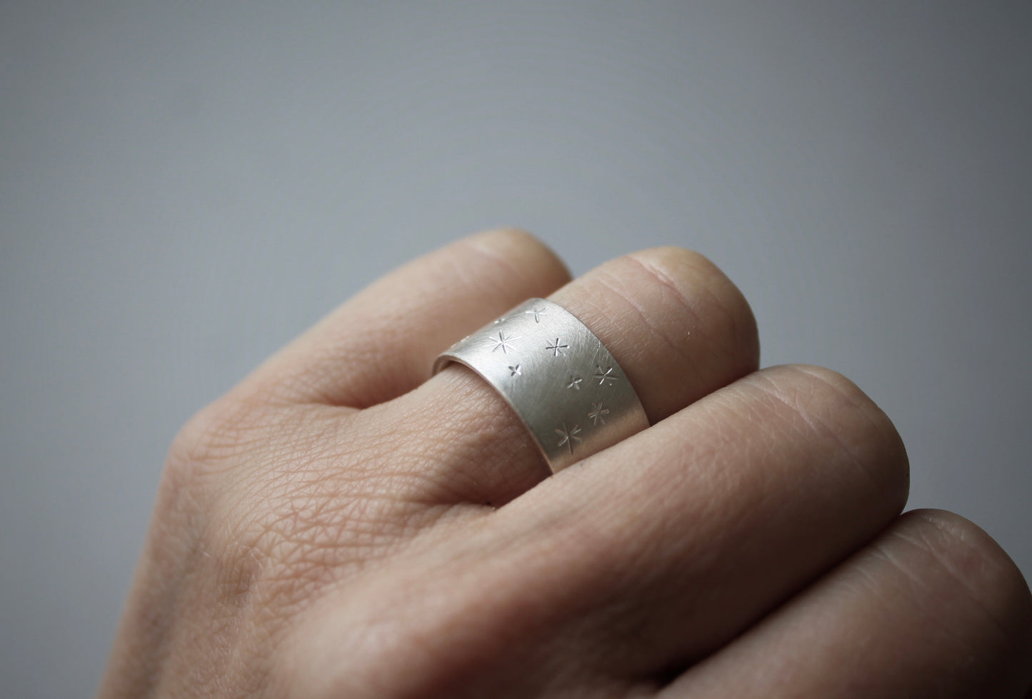 unisex silver band ring with stars