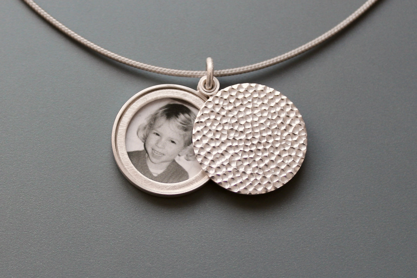 modernes Fotomedaillon mit gehämmerter Oberfläche aus Sterling Silber