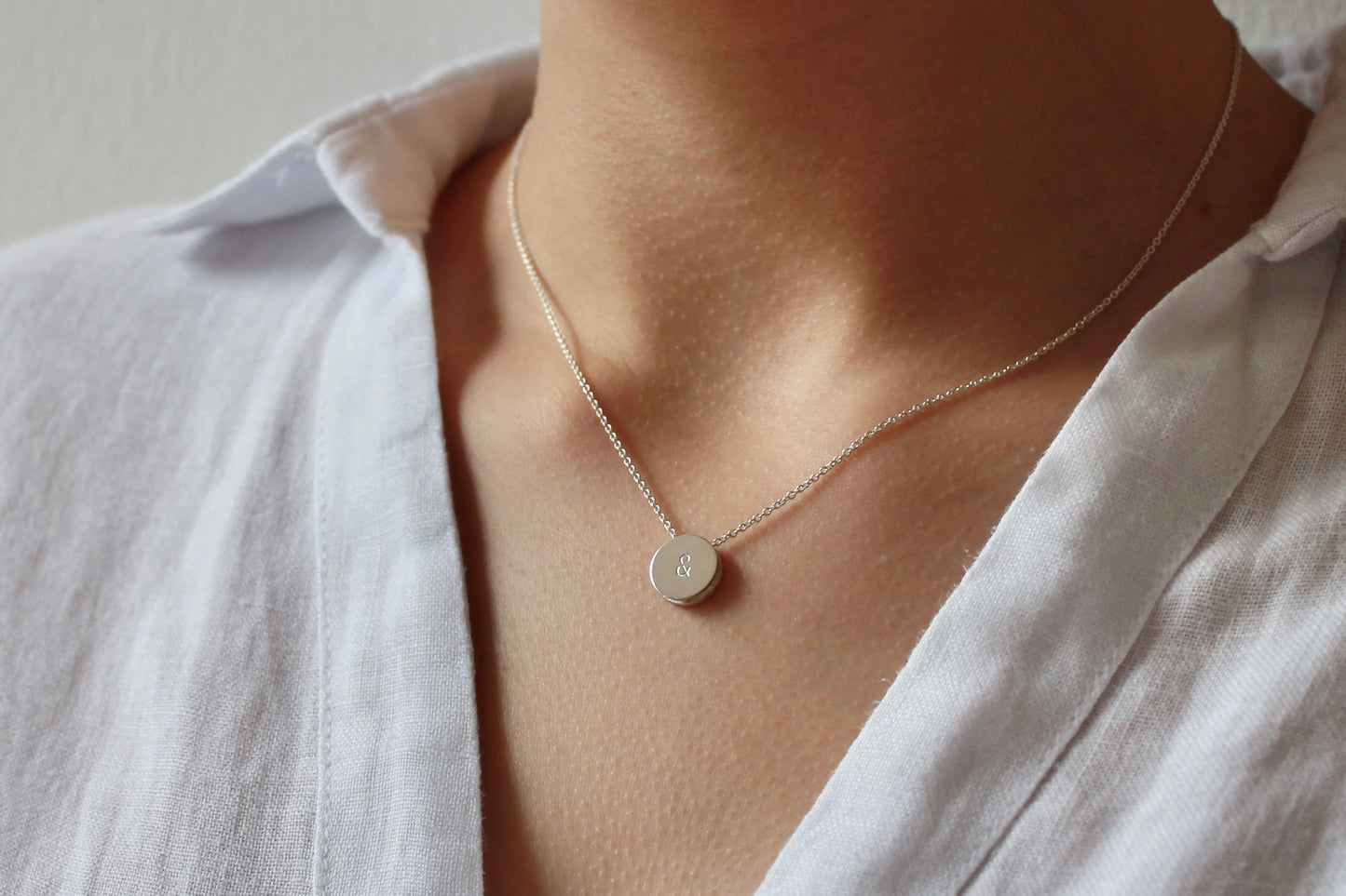schöne Kette mit doppelseitigem Anhänger mit Symbol nach Wunsch