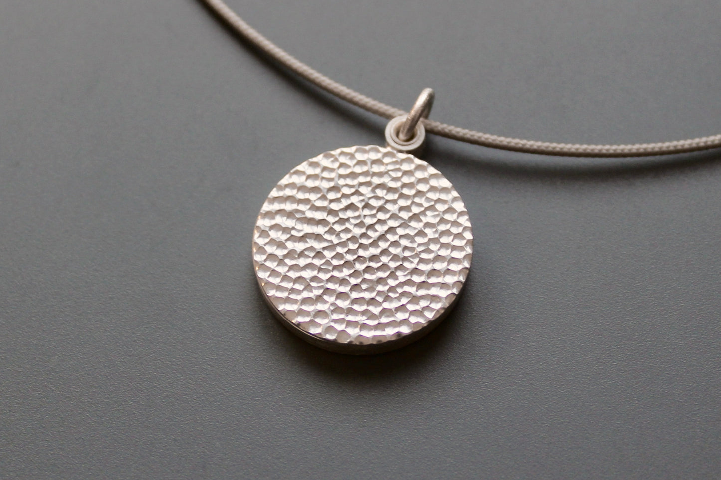 modernes Fotomedaillon mit gehämmerter Oberfläche aus Sterling Silber