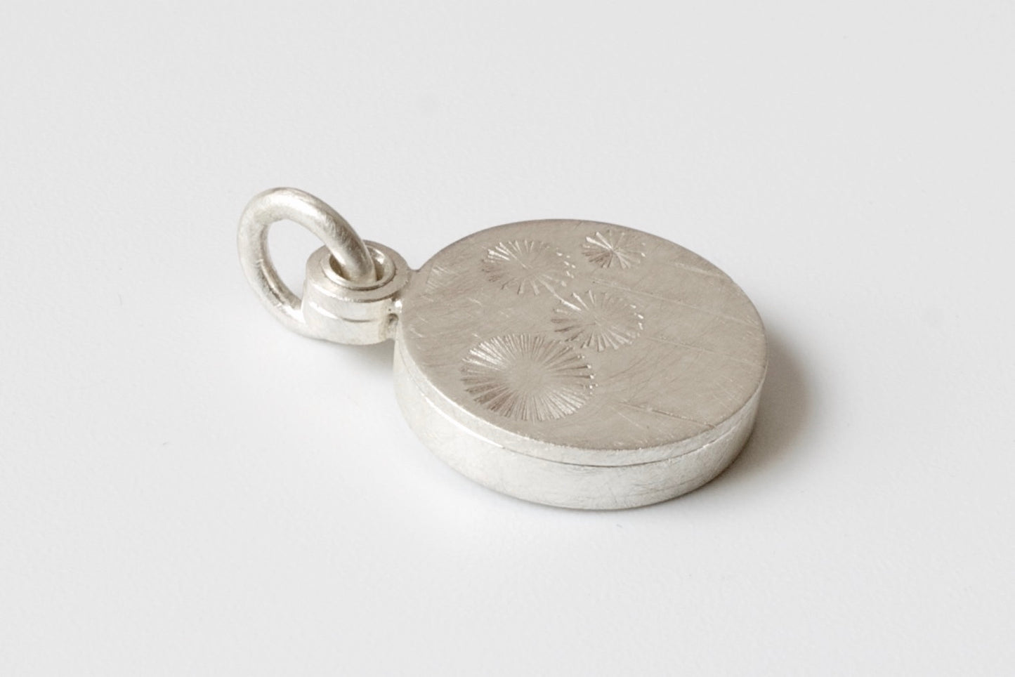 zierliches Medaillon mit vier Pusteblumen aus Sterling Silber