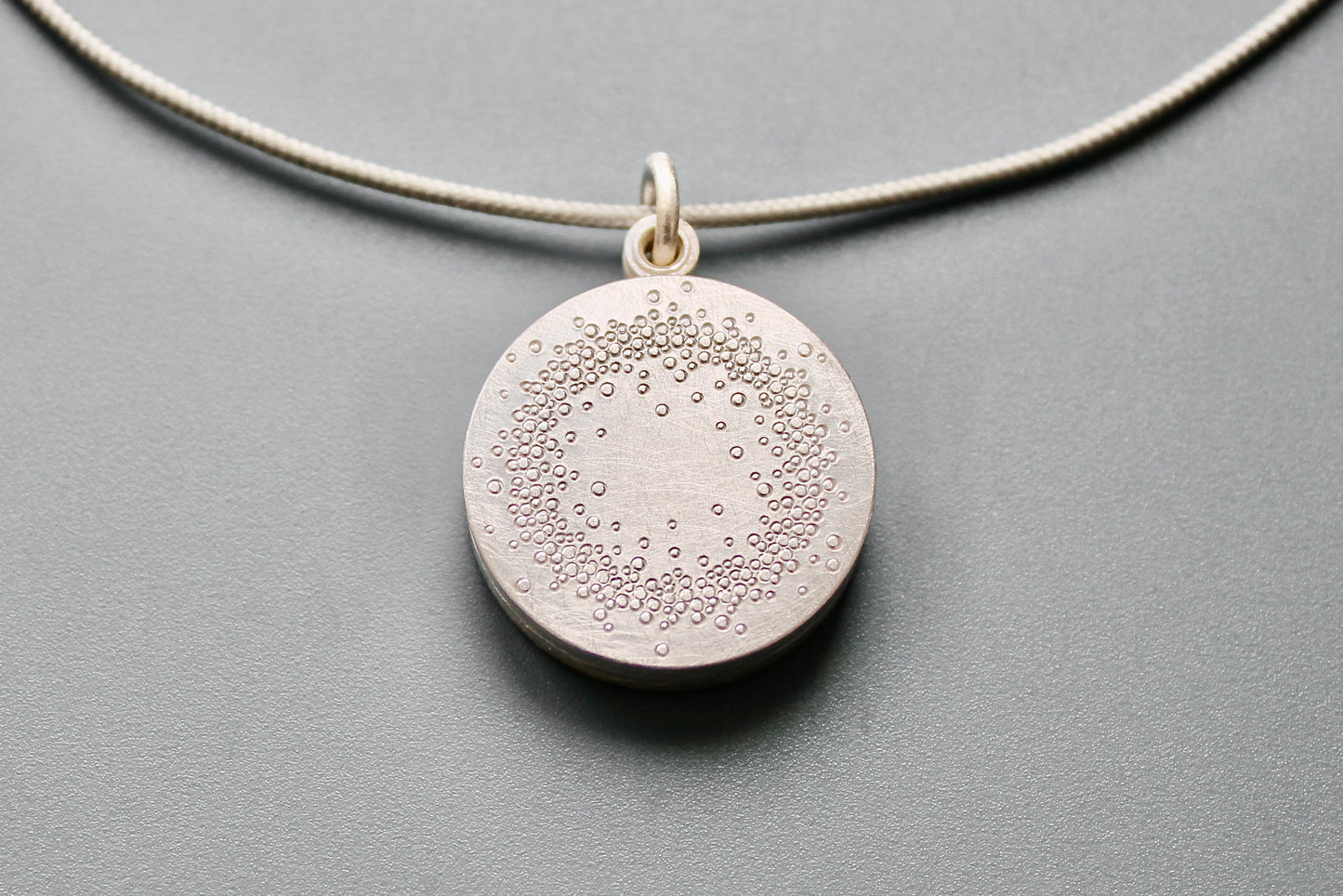 schlichtes Fotomedaillon mit 1000 Punkte Design aus Sterling Silber