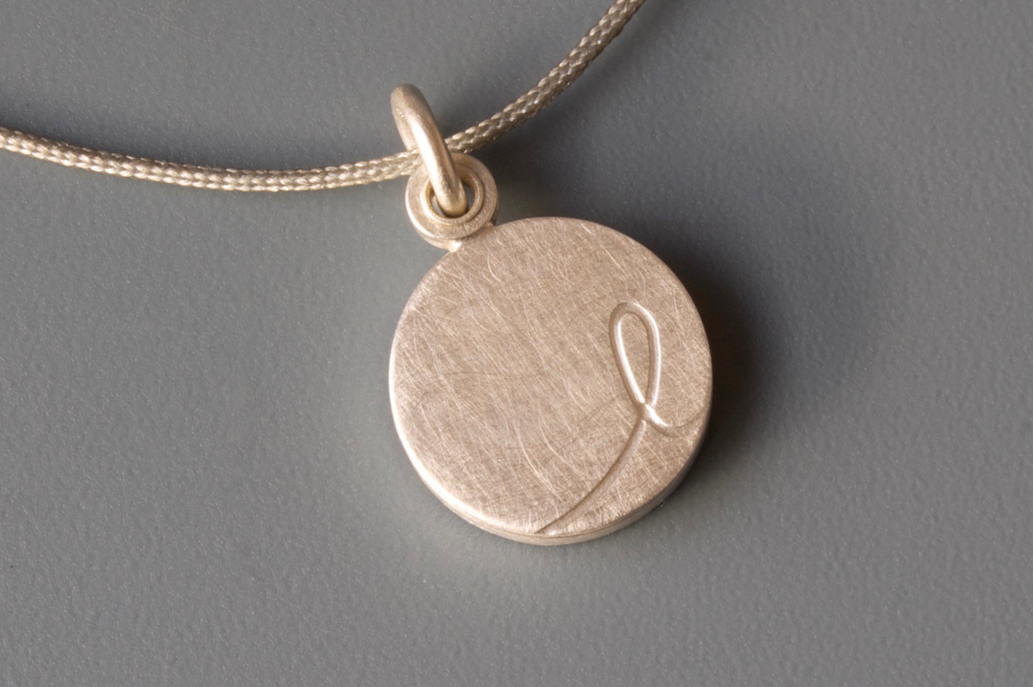 modernes Fotomedaillon aus Sterling Silber mit Wunschinitiale