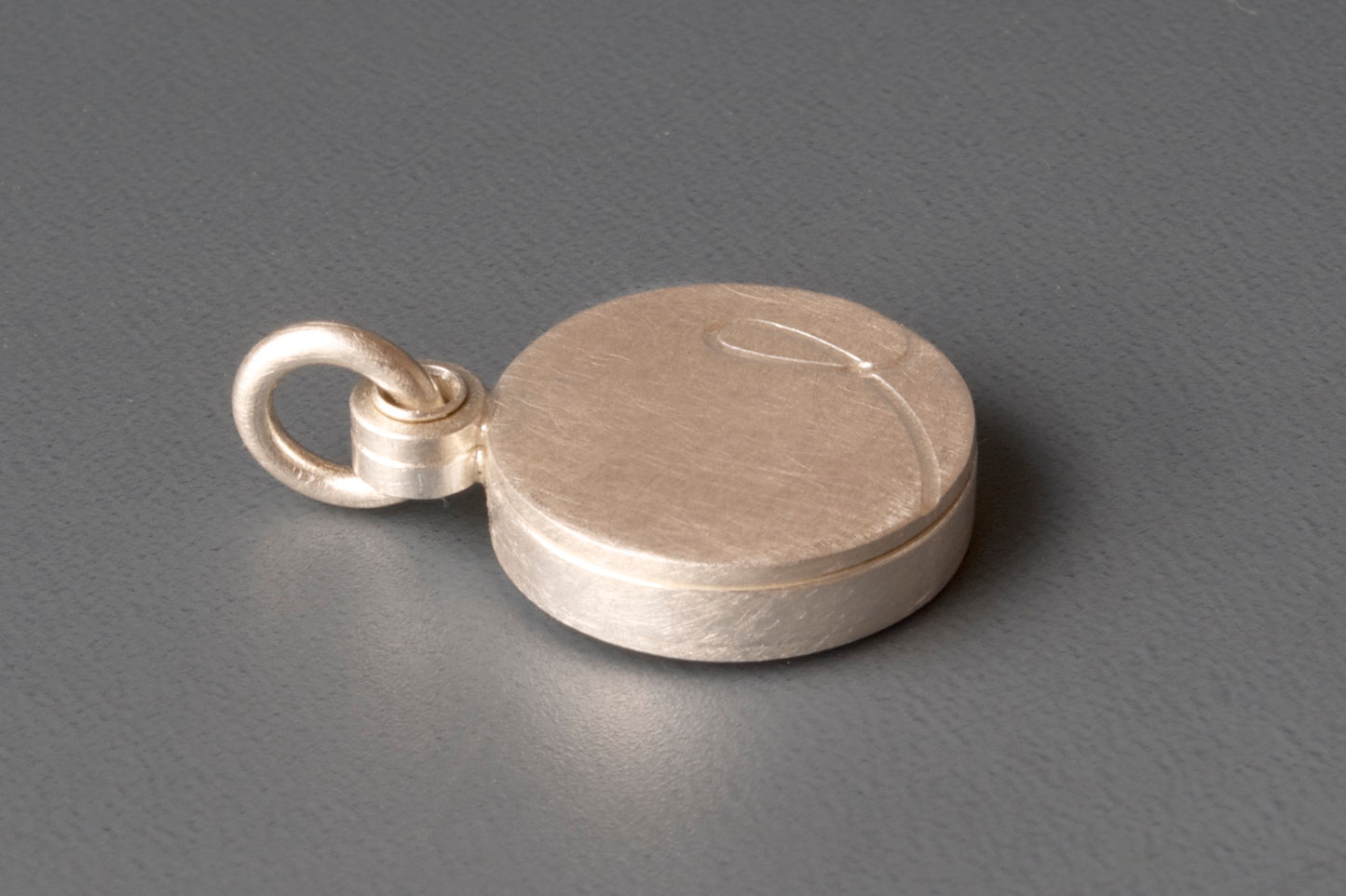 modernes Fotomedaillon aus Sterling Silber mit Wunschinitiale