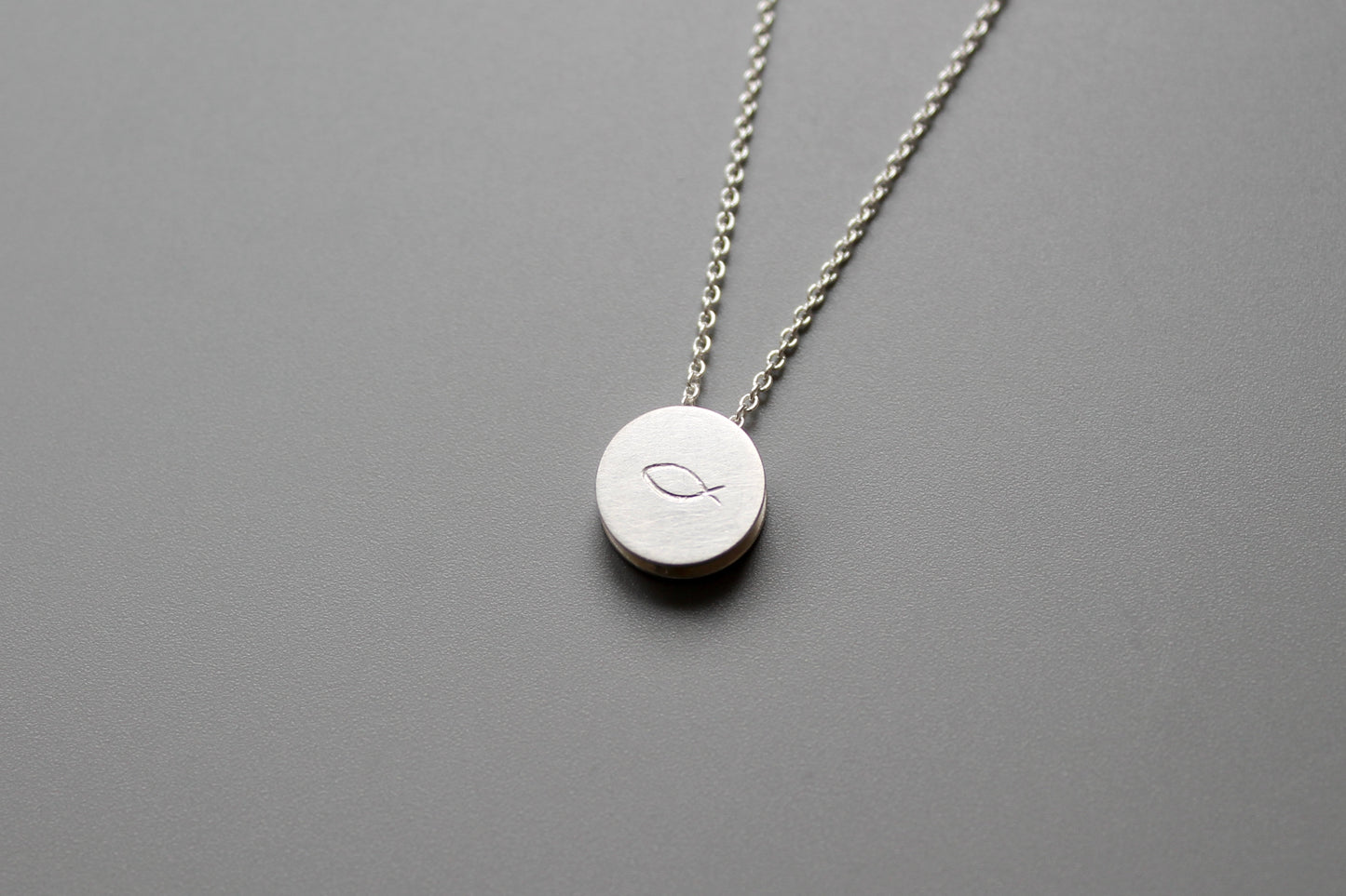 minimalistische Kette aus Sterling Silber mit Fisch-Symbol
