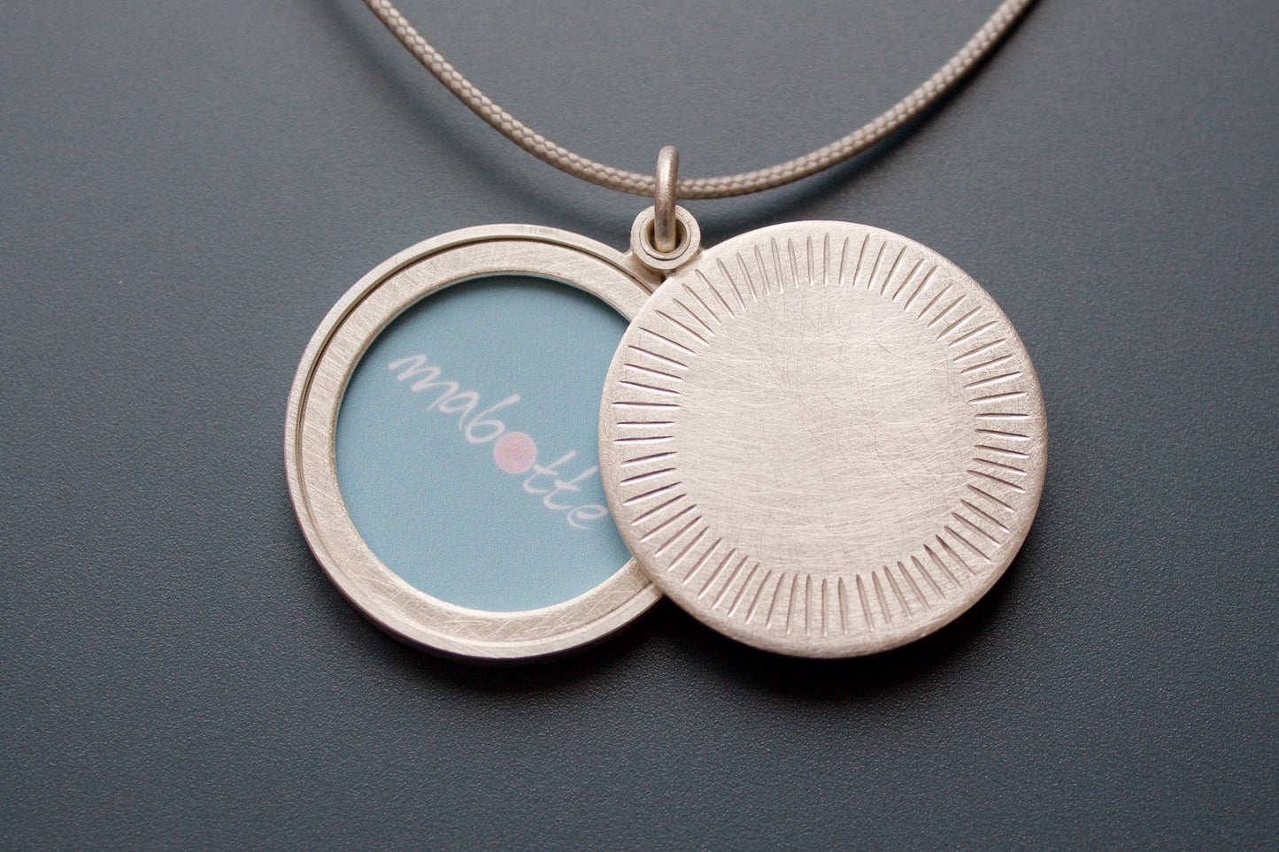 schlichtes Medaillon aus Sterling Silber für ein Foto mit Strahlenkranz