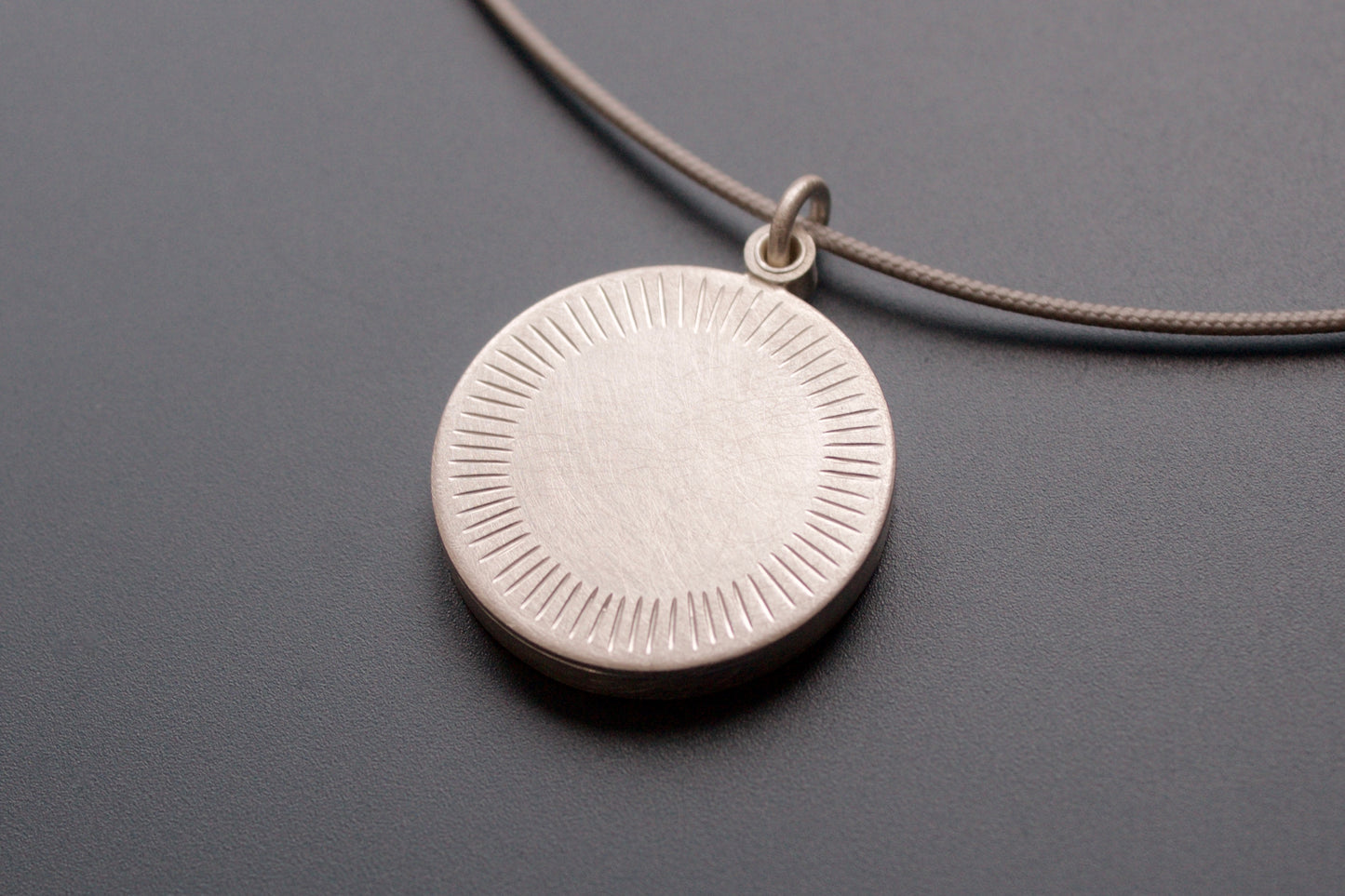 schlichtes Medaillon aus Sterling Silber für ein Foto mit Strahlenkranz