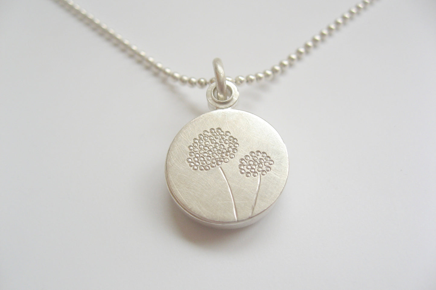 zierliches Pusteblumen Medaillon aus Sterling Silber