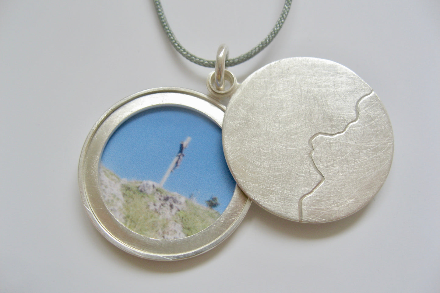 schlichtes Medaillon für ein Foto mit Bergpanorama aus Sterlingsilber