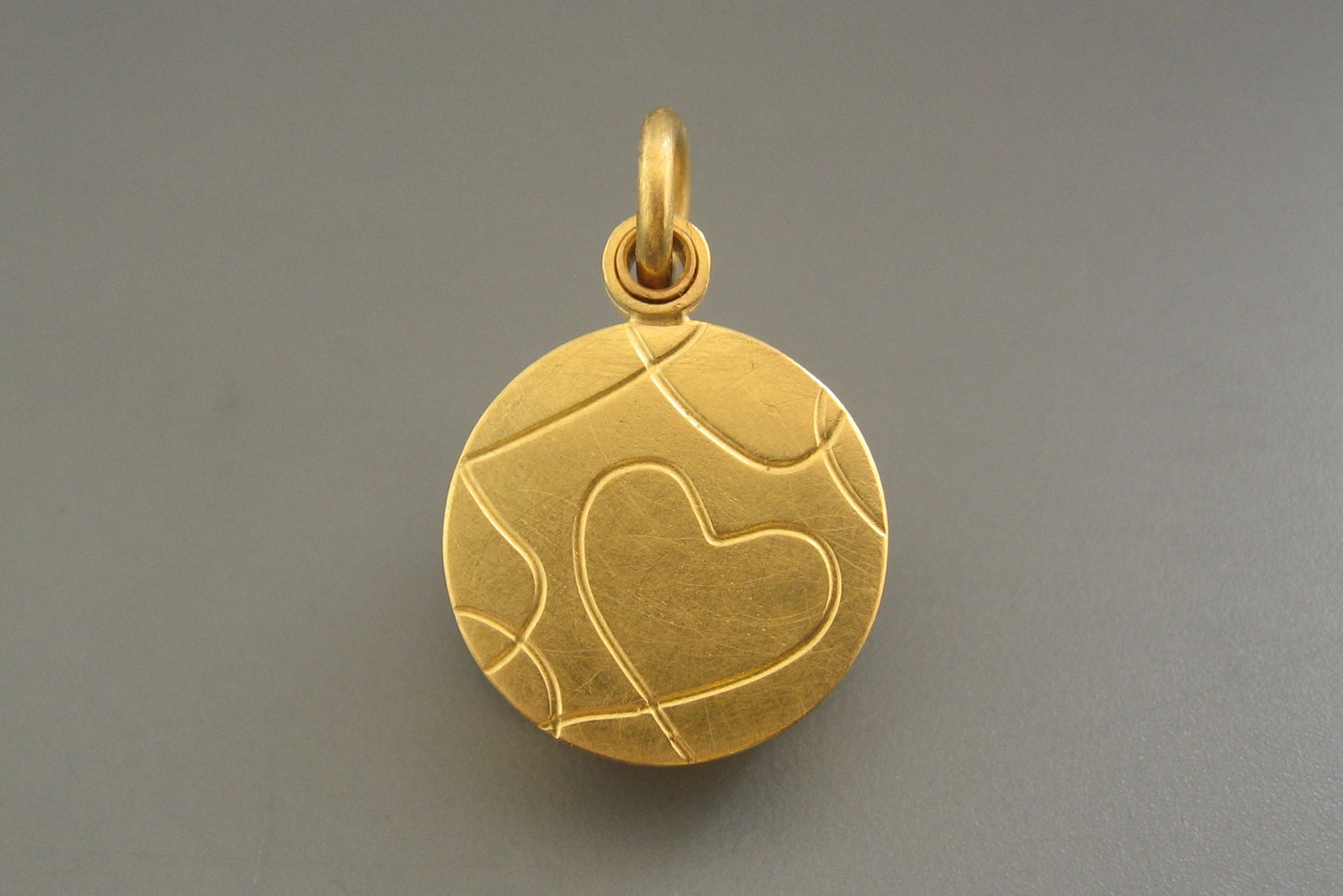 goldenes Glasmedaillon mit Perlen gefüllt mit elegantem Herzdesign