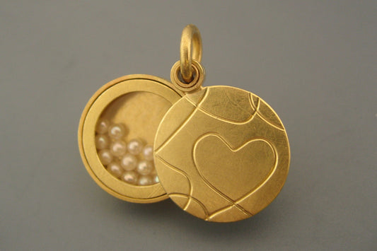 goldenes Glasmedaillon mit Perlen gefüllt mit elegantem Herzdesign