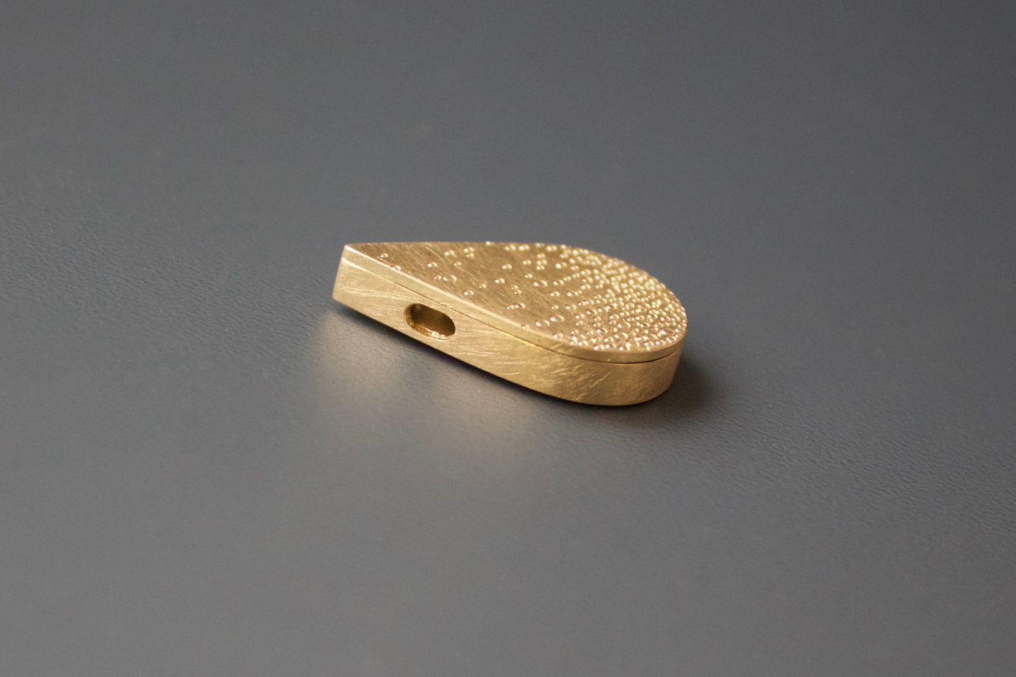 elegantes Tropfenmedaillon für ein Foto in 750/000 Gelbgold