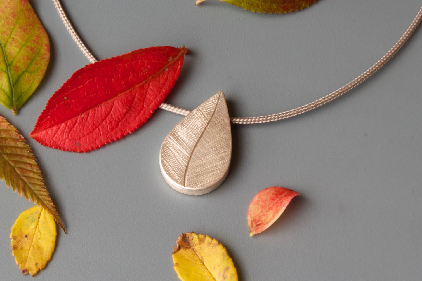 elegantes Fotomedaillon in Tropfenform mit Blattmotiv aus Sterling Silber