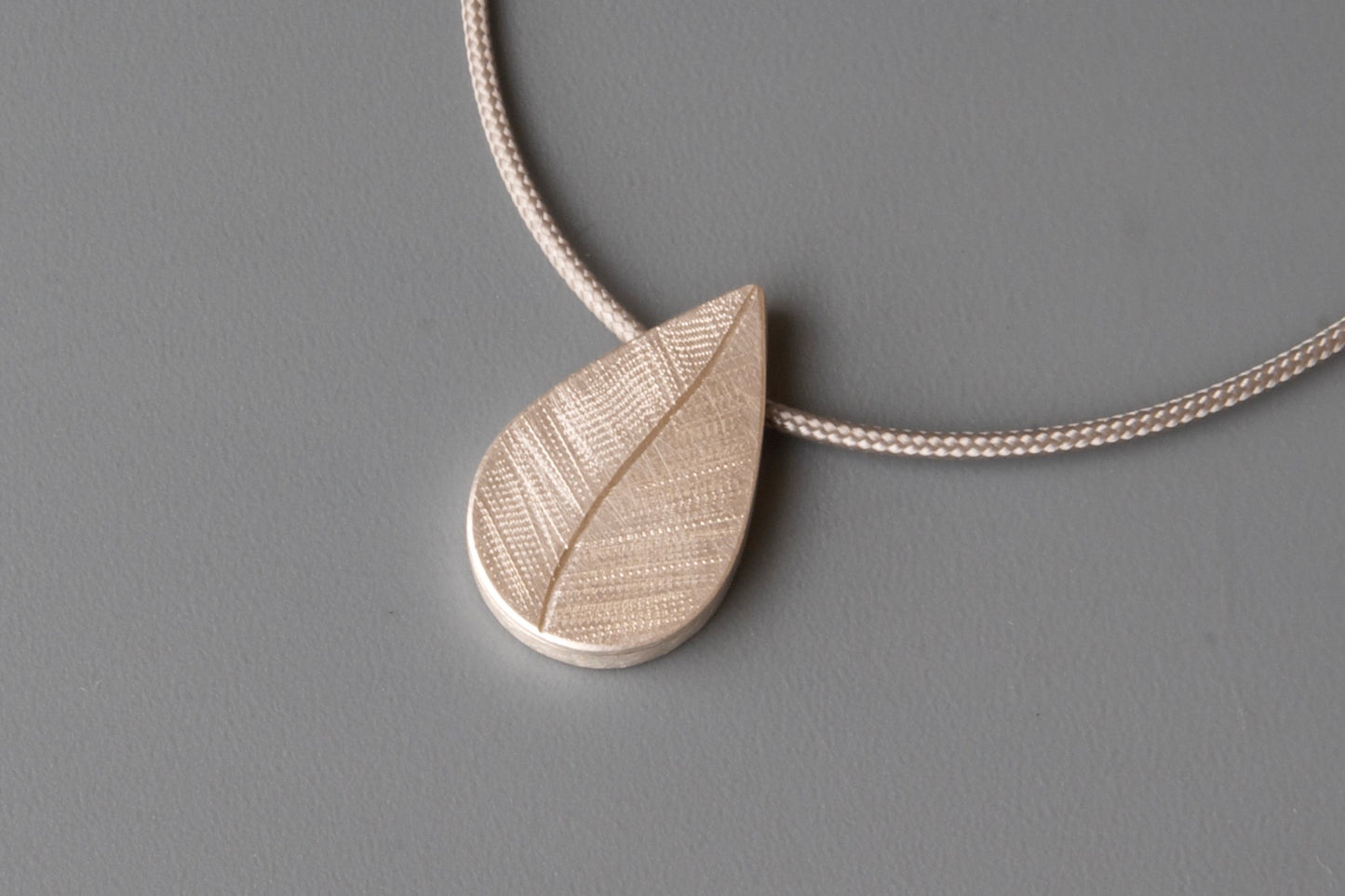 elegantes Fotomedaillon in Tropfenform mit Blattmotiv aus Sterling Silber