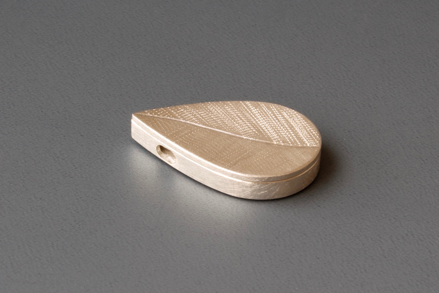 elegantes Fotomedaillon in Tropfenform mit Blattmotiv aus Sterling Silber