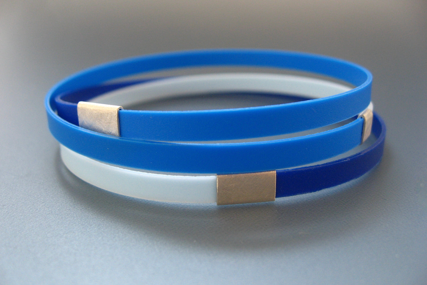 maritimes Wickelarmband in verschiedenen Blautönen