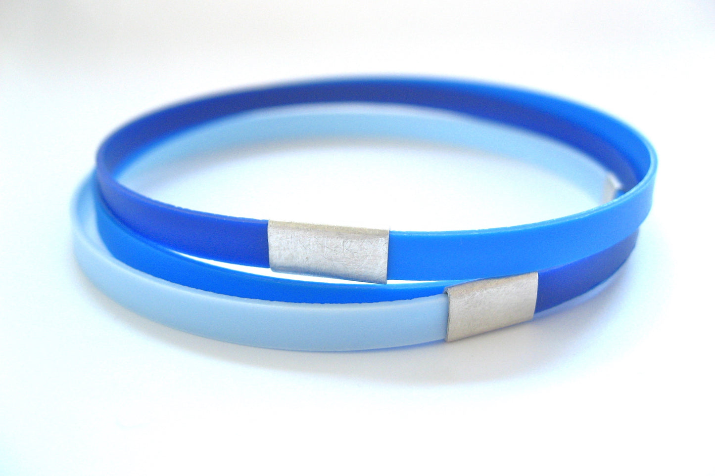 maritimes Wickelarmband in verschiedenen Blautönen