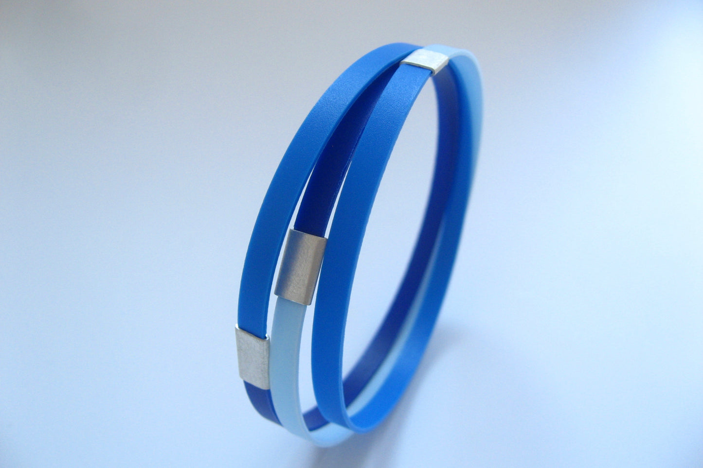 maritimes Wickelarmband in verschiedenen Blautönen