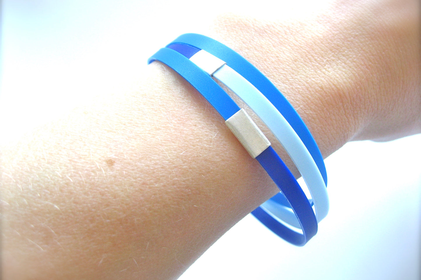 maritimes Wickelarmband in verschiedenen Blautönen