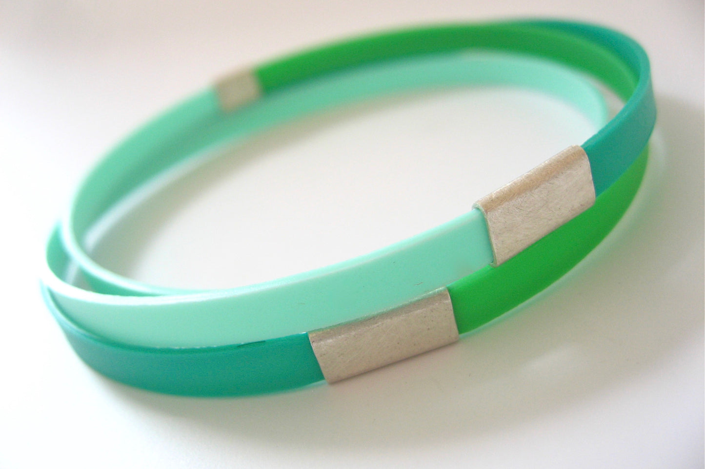 ultraleichtes grünes Wickelarmband aus Sterling Silber und Polypropylen