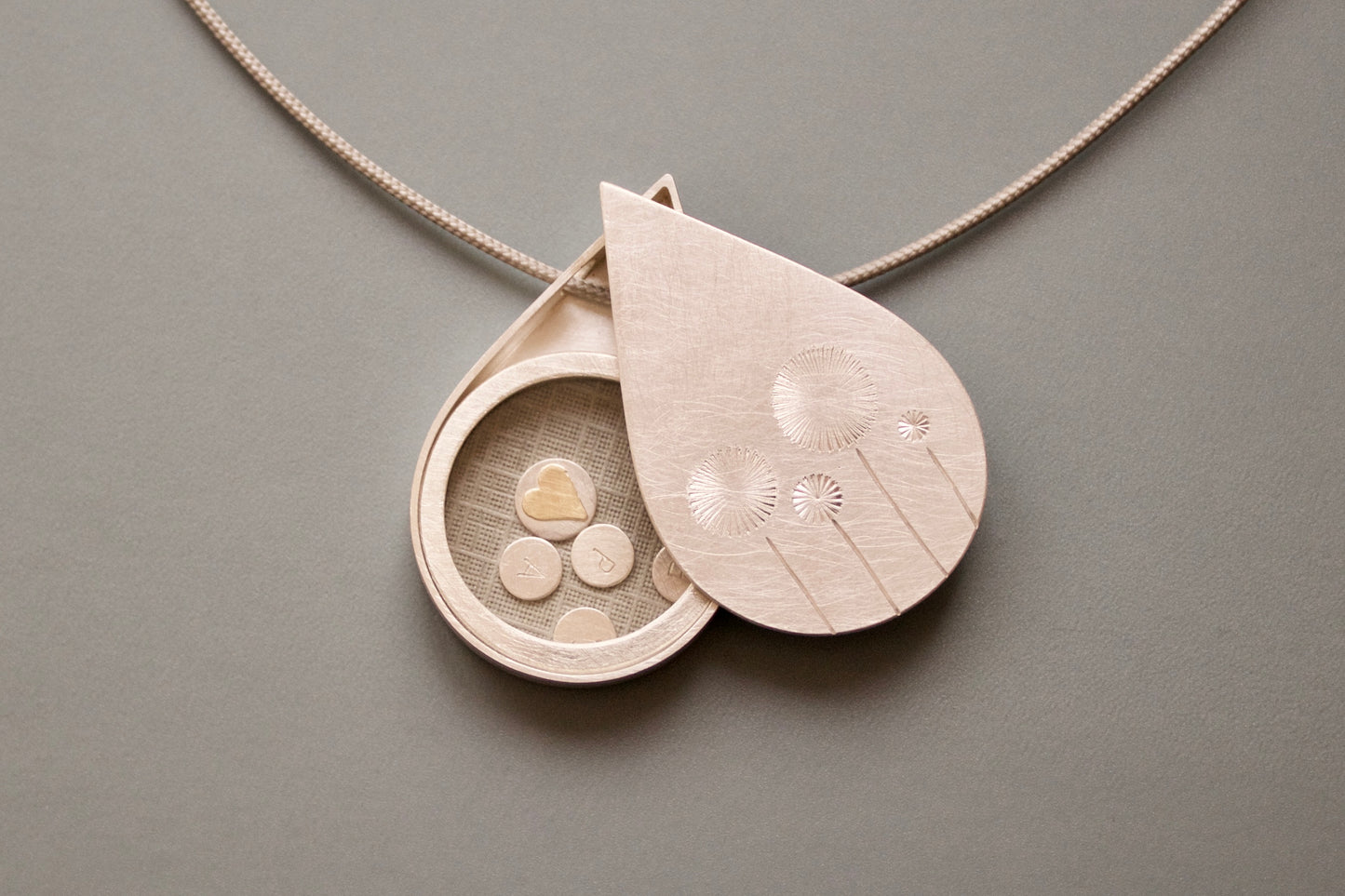 personalisiertes Glasmedaillon in Tropfenform Sterling Silber mit Pusteblumen