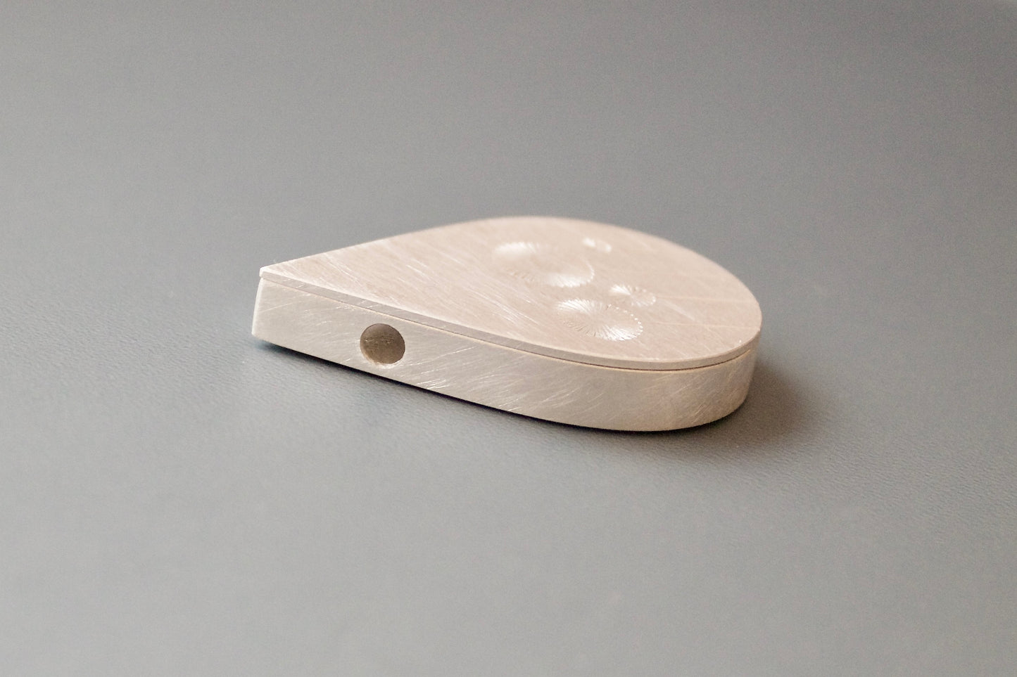 personalisiertes Glasmedaillon in Tropfenform Sterling Silber mit Pusteblumen