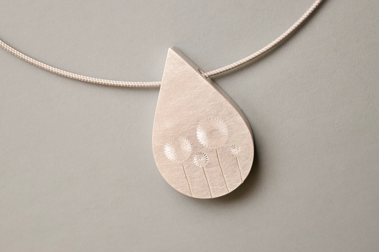 personalisiertes Glasmedaillon in Tropfenform Sterling Silber mit Pusteblumen
