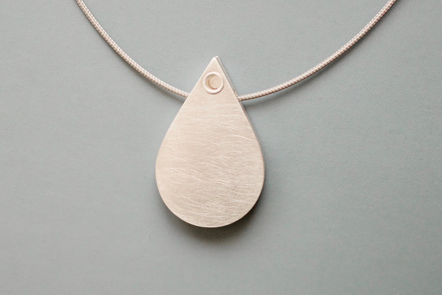 personalisiertes Glasmedaillon in Tropfenform Sterling Silber mit Pusteblumen