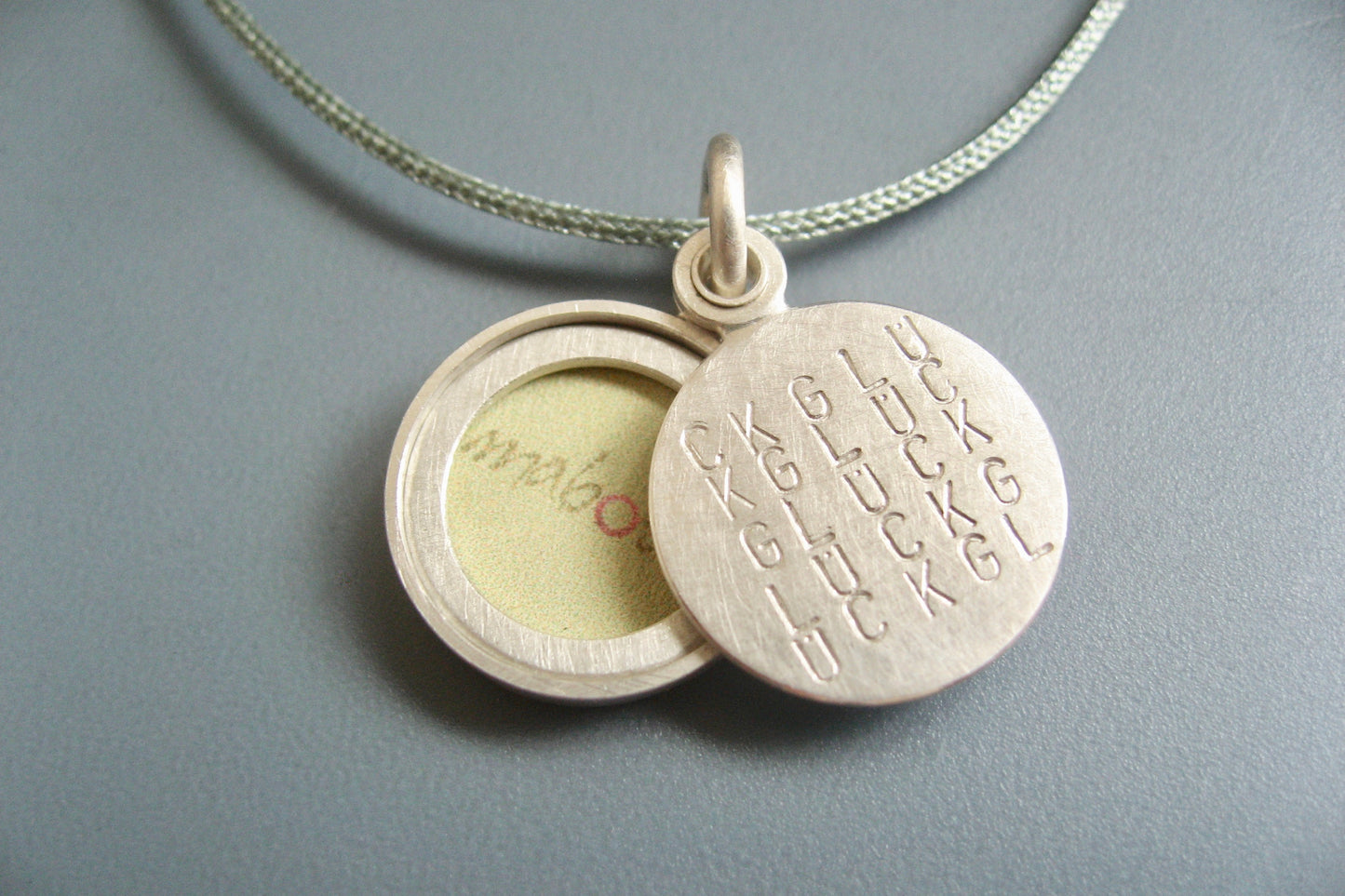 kleines typographisches Medaillon für ein Foto aus Sterling Silber