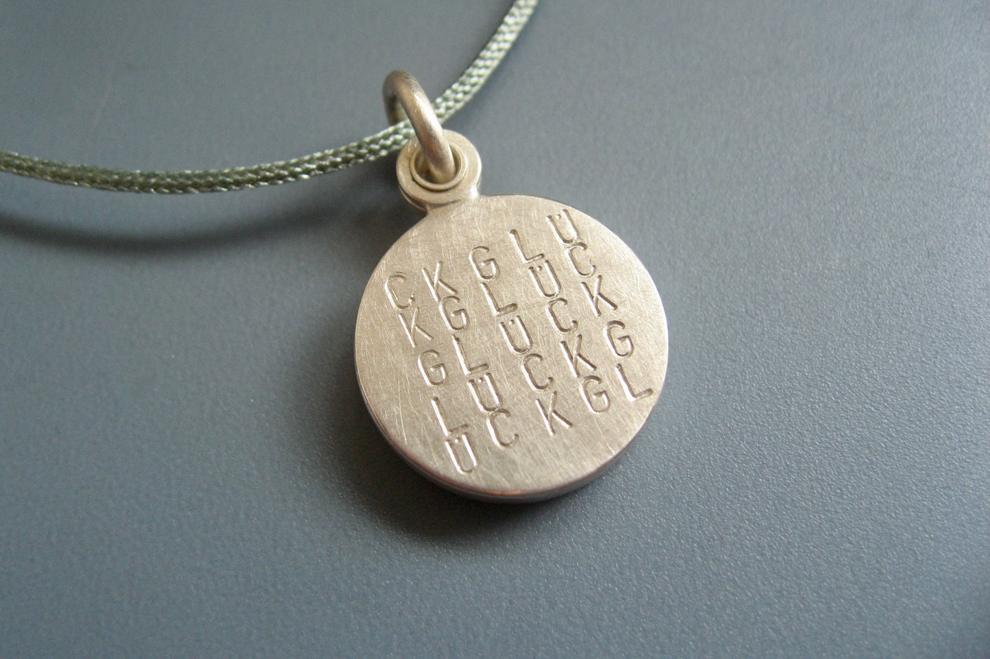 kleines typographisches Medaillon für ein Foto aus Sterling Silber
