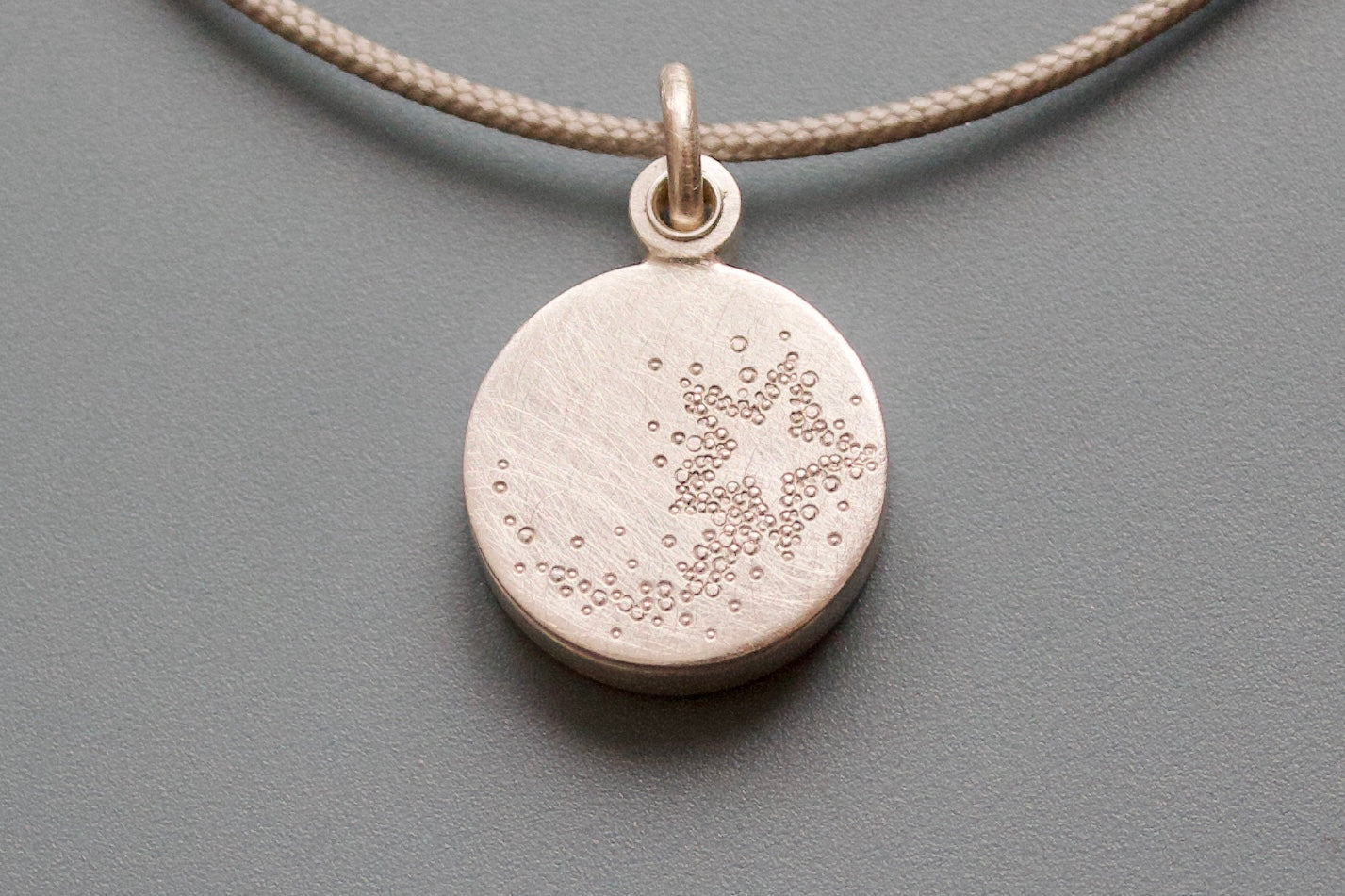 kleines Medaillon für ein Foto mit Sternschnuppe aus Sterling Silber