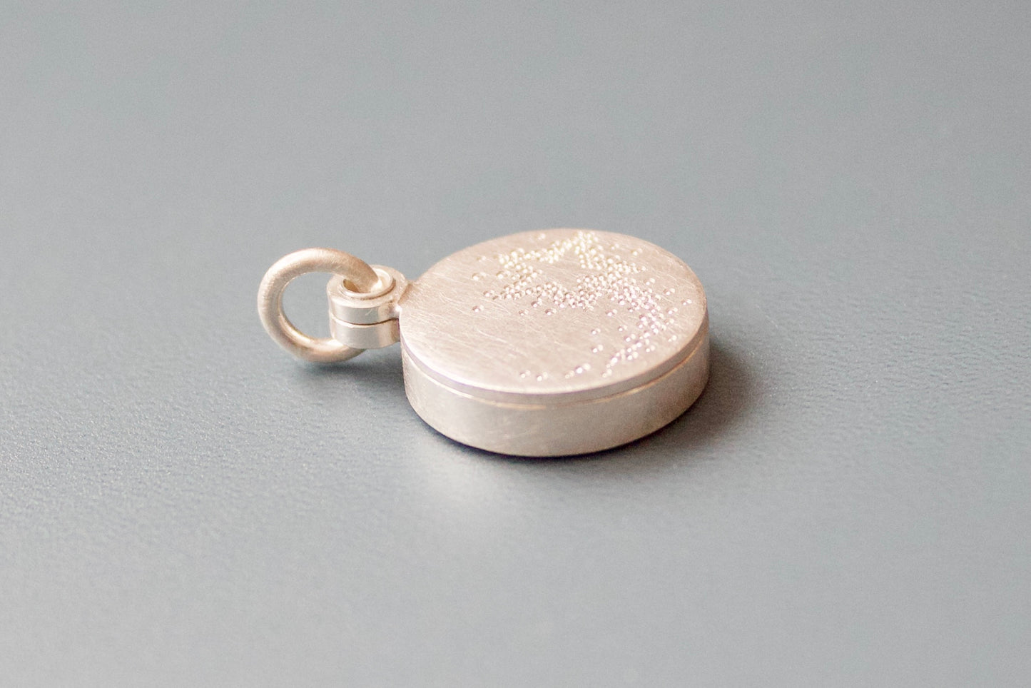 kleines Medaillon für ein Foto mit Sternschnuppe aus Sterling Silber