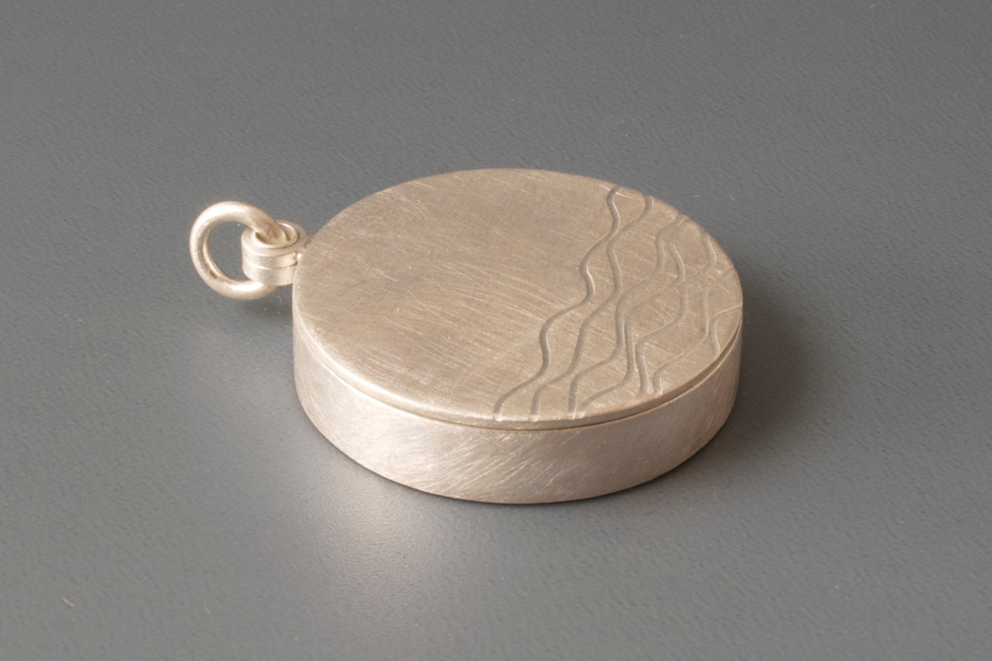 grosses Glasmedaillon Wellen mit Miniaturstrand aus Sand und Muscheln 925/000Ag