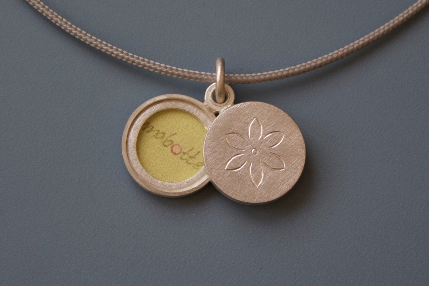 kleines Medaillon aus Sterling Silber für zwei Fotos mit Blume