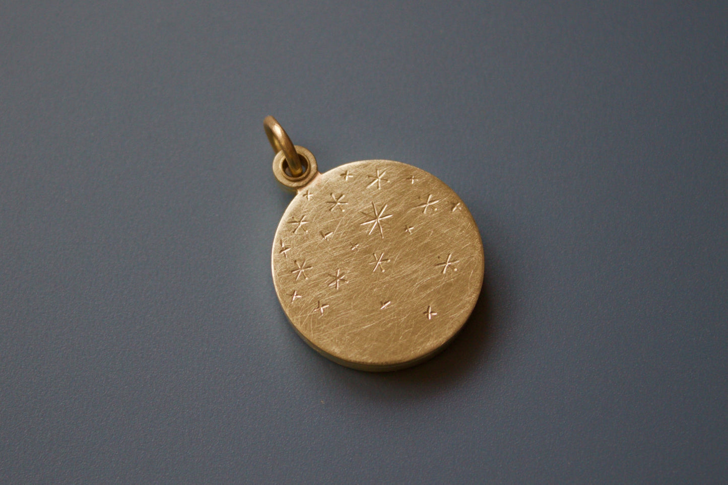 elegantes Medaillon für zwei Fotos aus 750/000 Gold mit Sternennacht Design