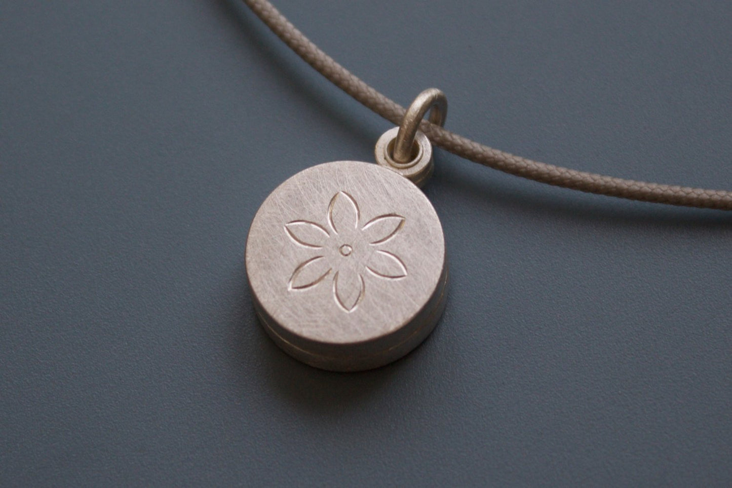 kleines Medaillon aus Sterling Silber für zwei Fotos mit Blume
