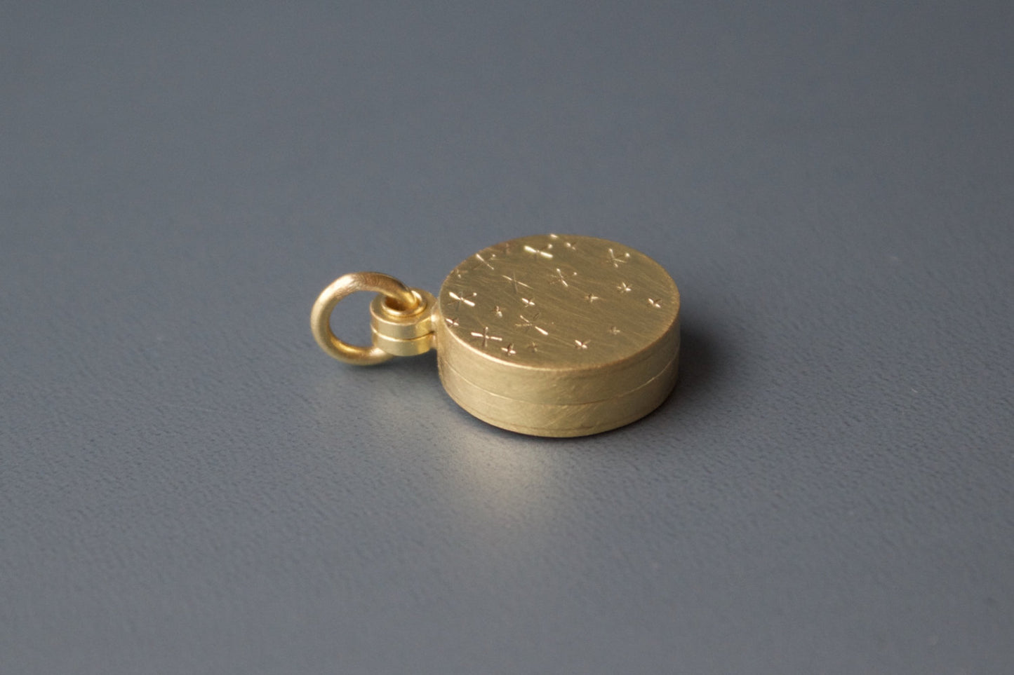 elegantes Medaillon für zwei Fotos aus 750/000 Gold mit Sternennacht Design