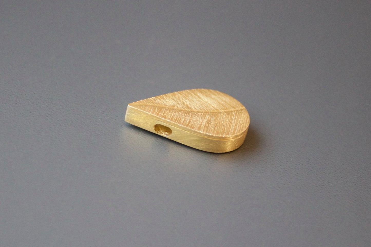 elegantes Fotomedaillon in Blattform aus 750/000Gelbgold