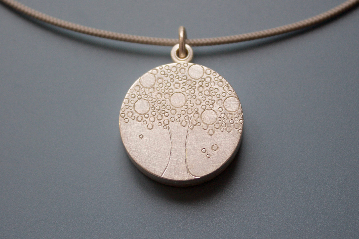 schlichtes Medaillon für zwei Fotos mit Baummotiv aus Sterling Silber