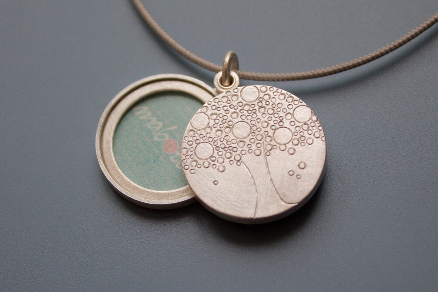 schlichtes Medaillon für zwei Fotos mit Baummotiv aus Sterling Silber