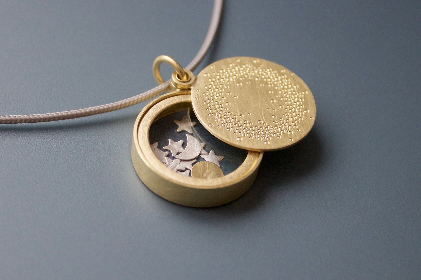 einzigartiges Medaillon Sonne Mond und Sterne aus 750/000 Gelbgold