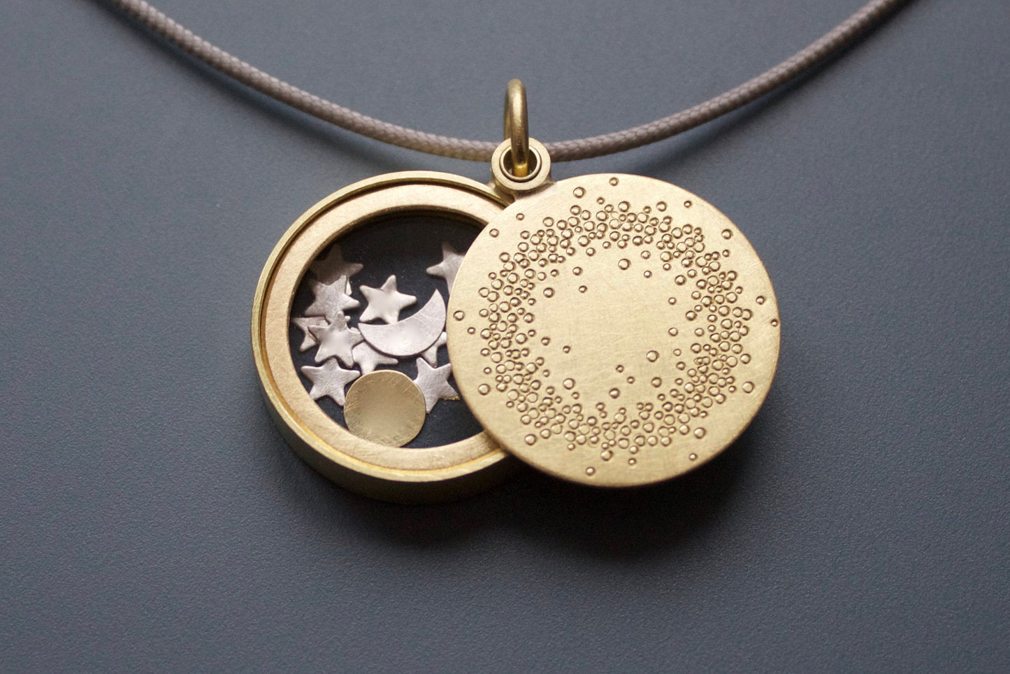 einzigartiges Medaillon Sonne Mond und Sterne aus 750/000 Gelbgold